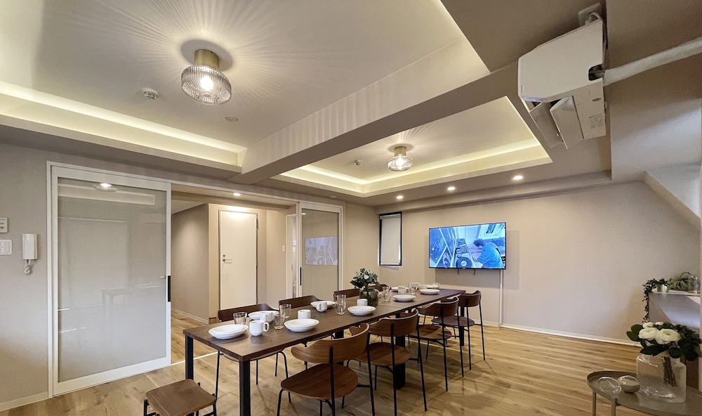 エクスクルーシブ コンドミニアム 4 ベッドルーム (7F) 客室内のダイニングエリア2 | エムズレア本川町