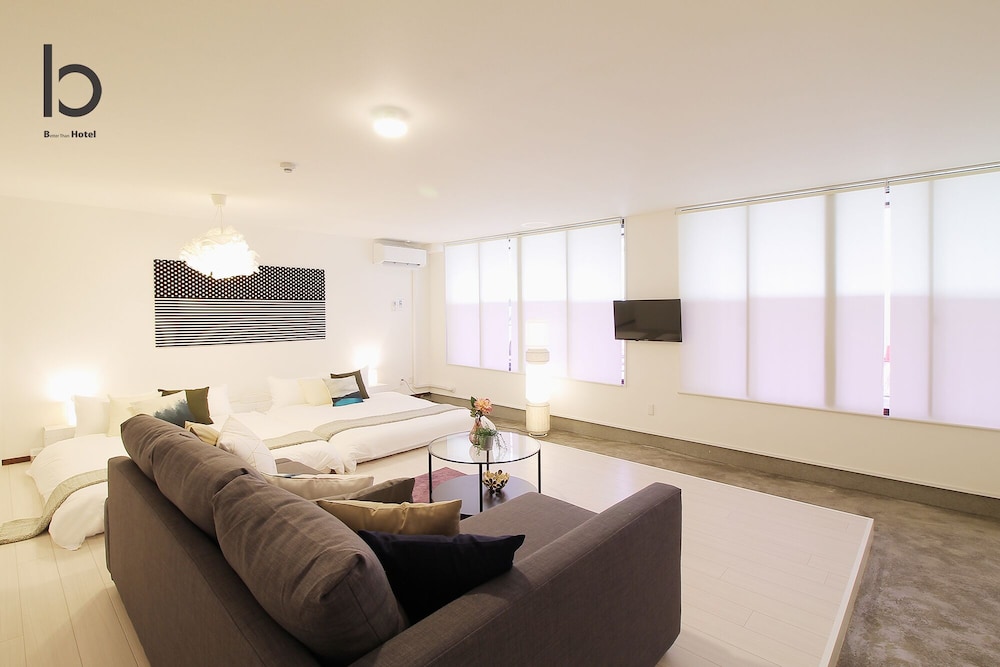 コンフォート スタジオスイート 1 ベッドルーム (102) リビング エリア1 | Hanagin Building