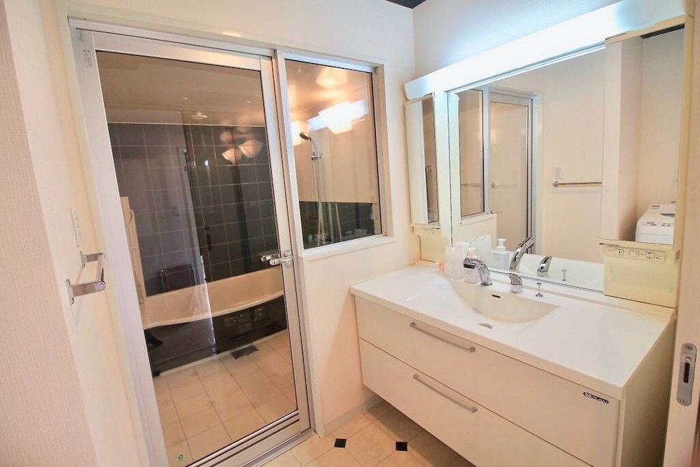 コンドミニアム 2 ベッドルーム (301) バスルーム1 | LUXES 比治山