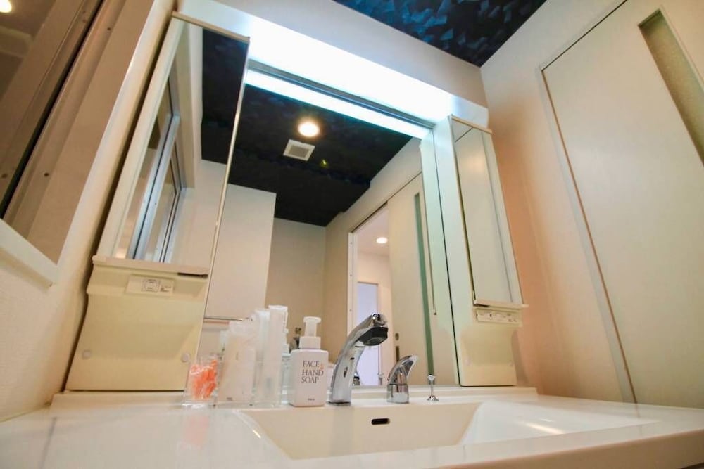 コンドミニアム 2 ベッドルーム (301) バスルームのシンク0 | LUXES 比治山