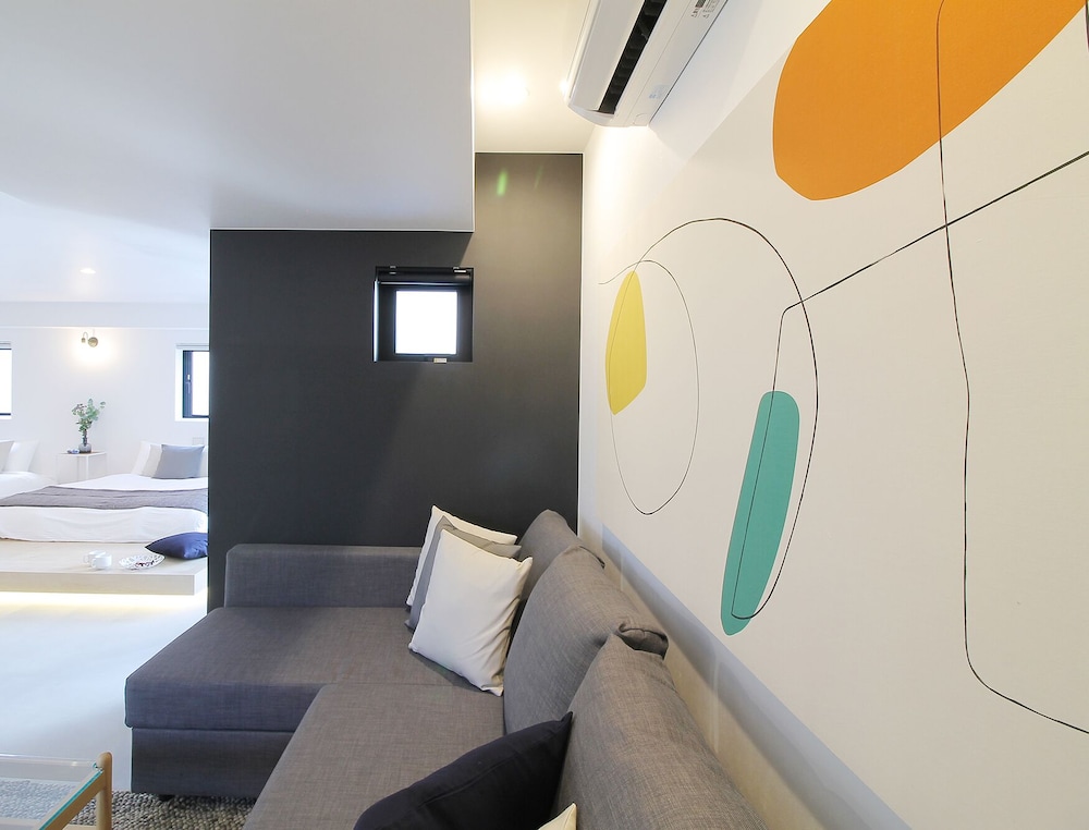 ファミリー スタジオ (502) リビング エリア4 | b hotel 広島平和大通り