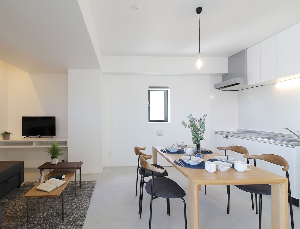 シグネチャー スタジオ (1002) 客室内のダイニングエリア5 | b hotel 広島平和大通り