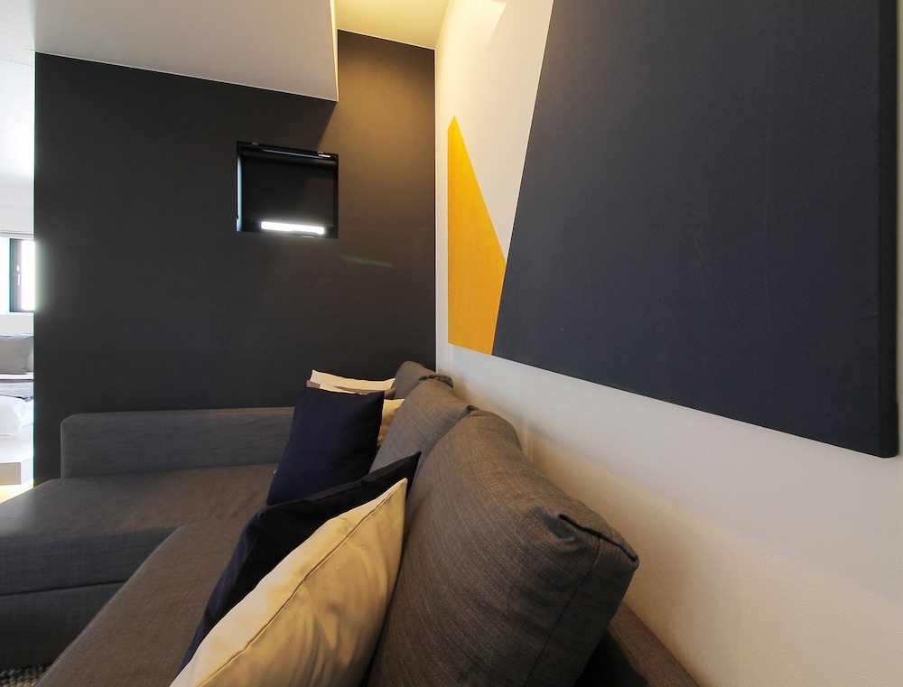 エクスクルーシブ スタジオ (802) リビング エリア2 | b hotel 広島平和大通り