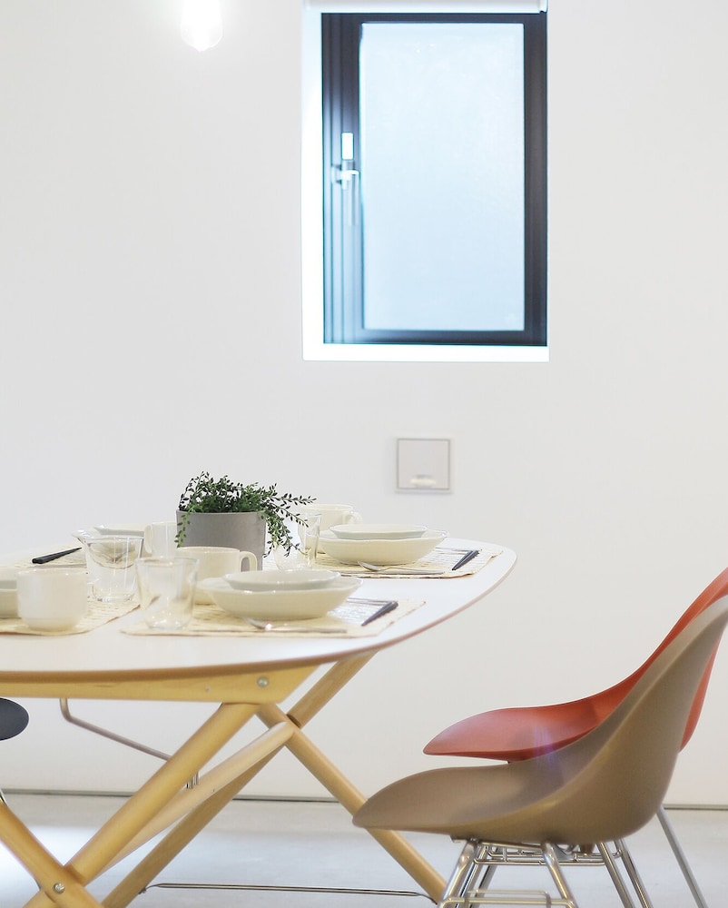 エリート スタジオ (302) 客室内のダイニングエリア1 | b hotel 広島平和大通り