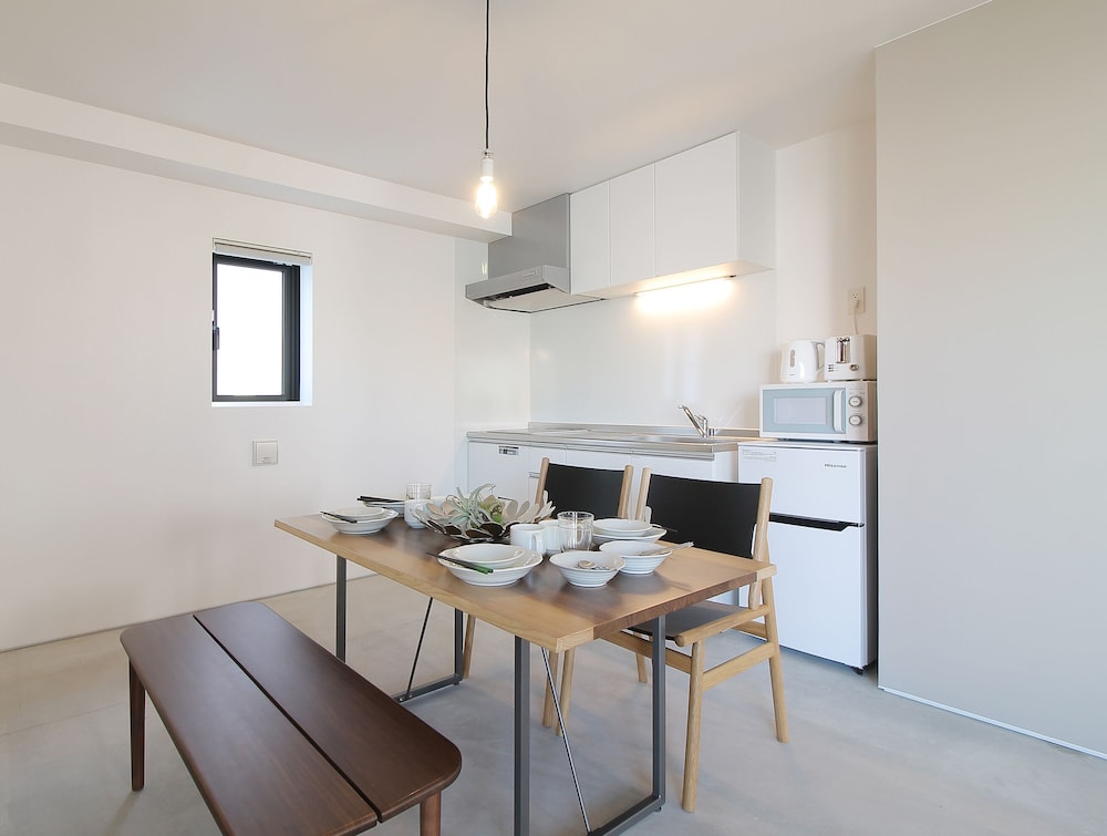 エクスクルーシブ スタジオ (802) 客室内のダイニングエリア4 | b hotel 広島平和大通り