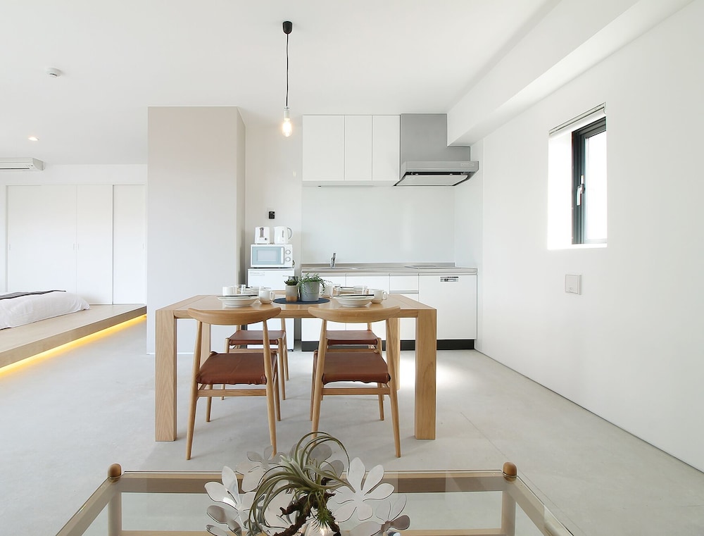 エクスクルーシブ スタジオ シティビュー (1001) 客室内のダイニングエリア2 | b hotel 広島平和大通り