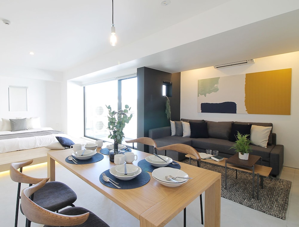 シグネチャー スタジオ (1002) 客室内のダイニングエリア7 | b hotel 広島平和大通り