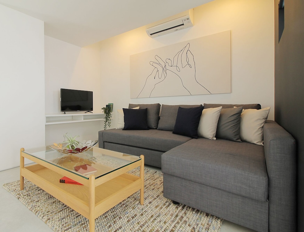 エクスクルーシブ スタジオ シティビュー (1001) リビング エリア2 | b hotel 広島平和大通り