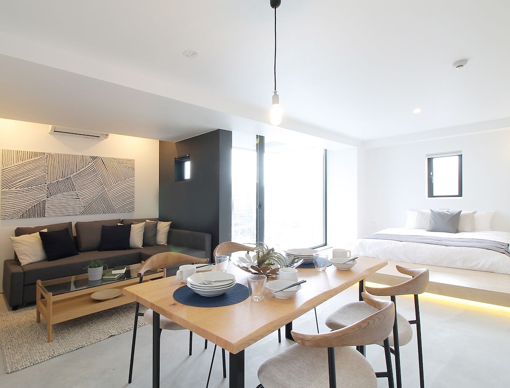 デラックス スタジオ シティビュー (801) 客室内のダイニングエリア1 | b hotel 広島平和大通り