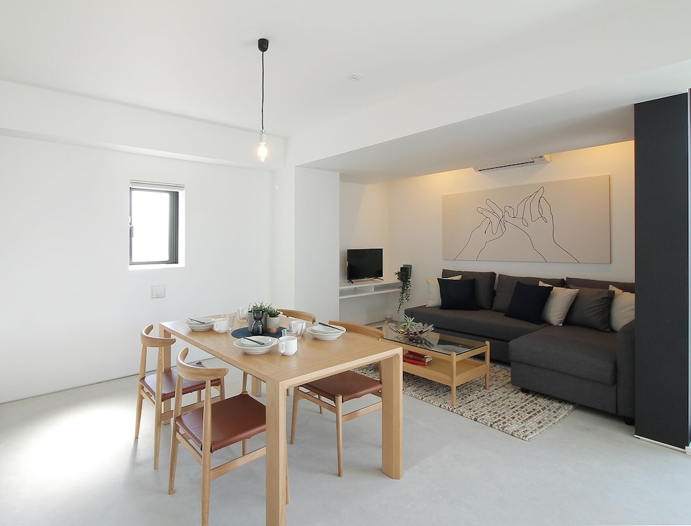 エクスクルーシブ スタジオ シティビュー (1001) 客室内のダイニングエリア1 | b hotel 広島平和大通り