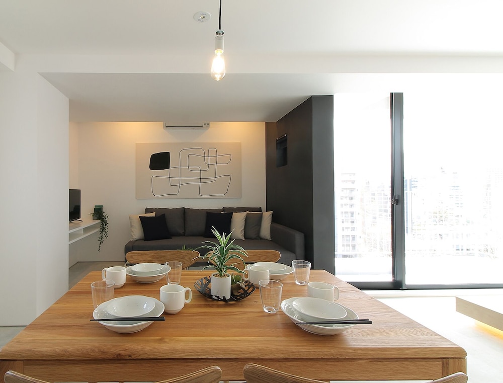 エクスクルーシブ スタジオ シティビュー (901) 客室内のダイニングエリア1 | b hotel 広島平和大通り