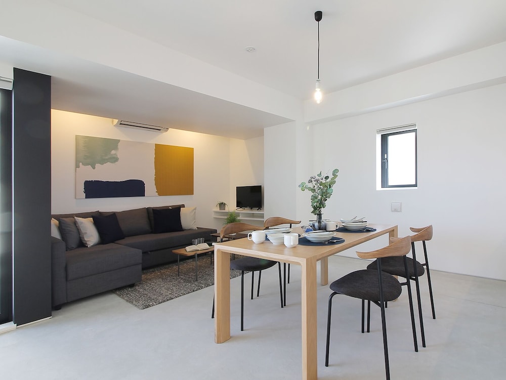 シグネチャー スタジオ (1002) 客室内のダイニングエリア3 | b hotel 広島平和大通り