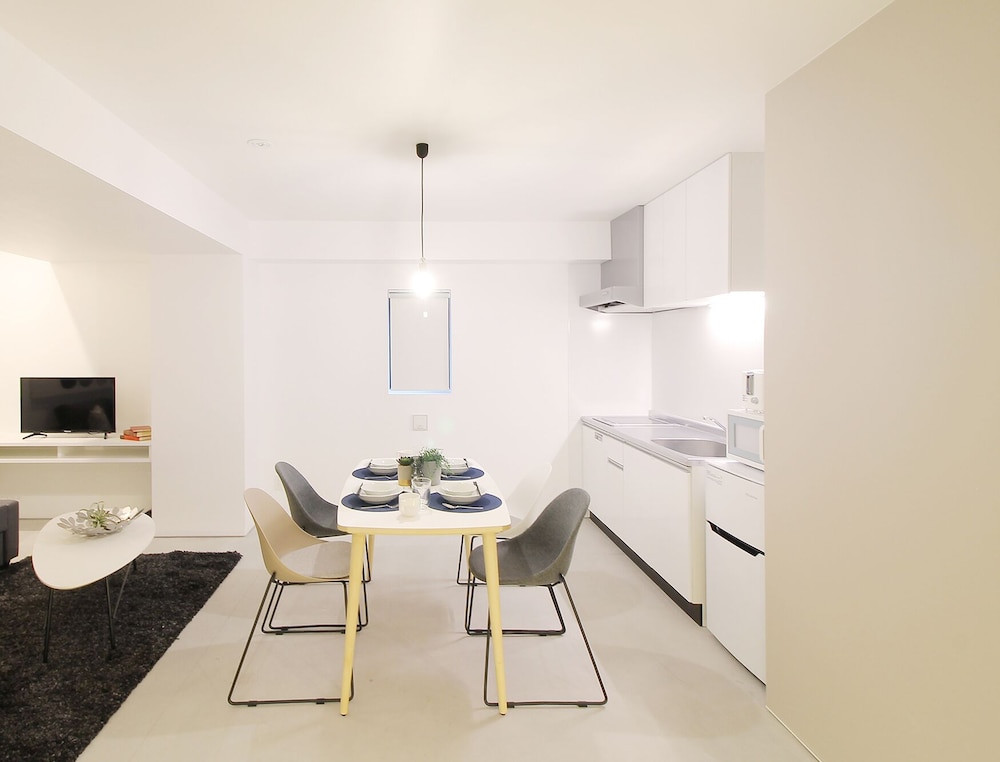 プレミアム スタジオ (202) 客室内のダイニングエリア1 | b hotel 広島平和大通り