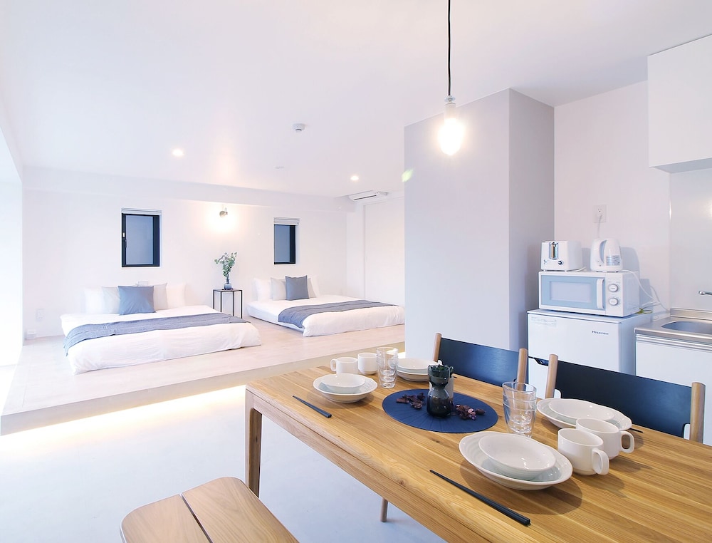 パノラミック スタジオ シティビュー (401) 客室内のダイニングエリア2 | b hotel 広島平和大通り