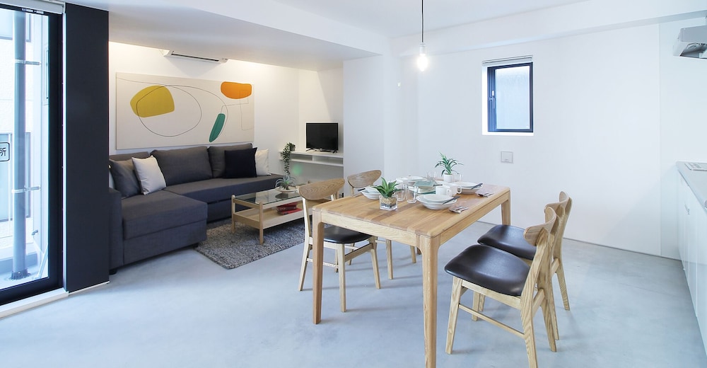 ファミリー スタジオ (502) 客室内のダイニングエリア3 | b hotel 広島平和大通り