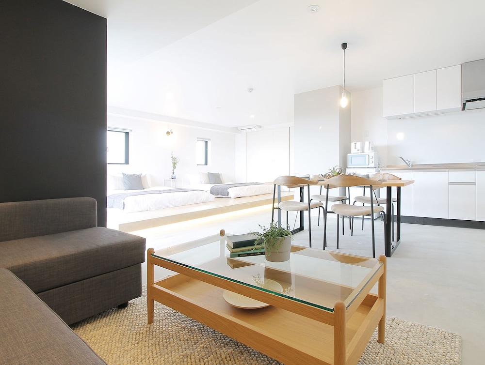 デラックス スタジオ シティビュー (801) リビング エリア1 | b hotel 広島平和大通り