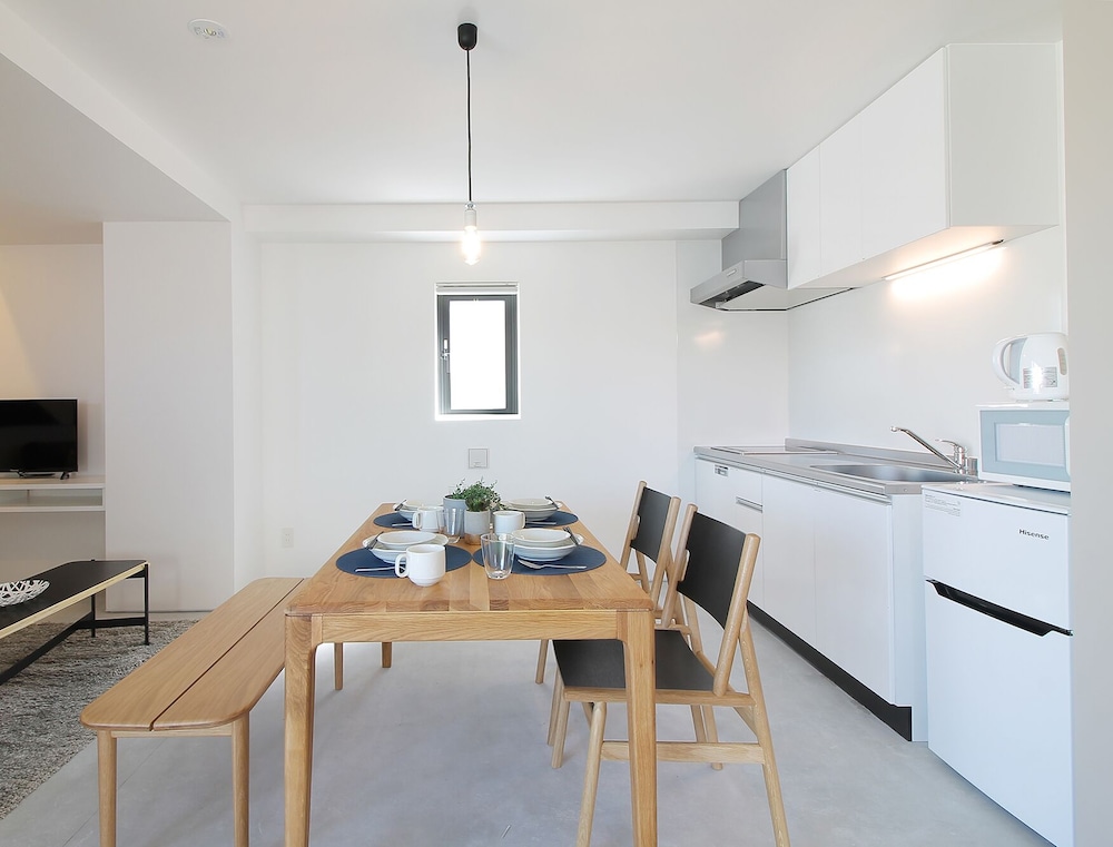 デラックス スタジオ (902) 客室内のダイニングエリア1 | b hotel 広島平和大通り