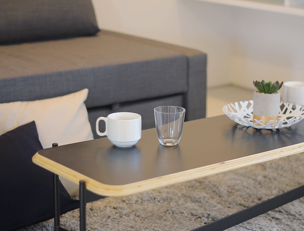 デラックス スタジオ (902) リビング エリア1 | b hotel 広島平和大通り