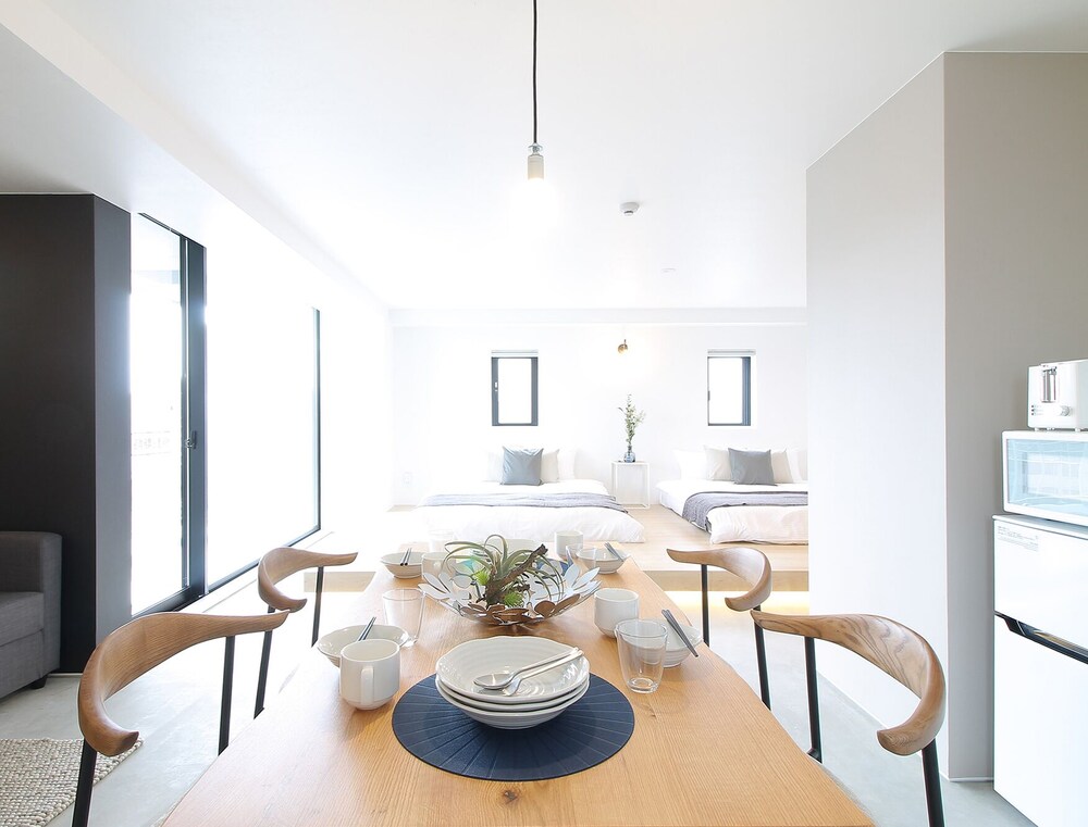 デラックス スタジオ シティビュー (801) 客室内のダイニングエリア0 | b hotel 広島平和大通り