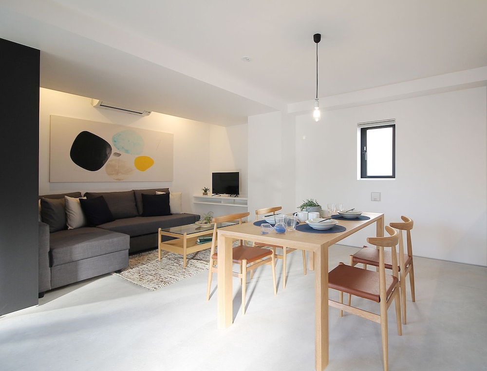 デザイン スタジオ (702) 客室内のダイニングエリア1 | b hotel 広島平和大通り