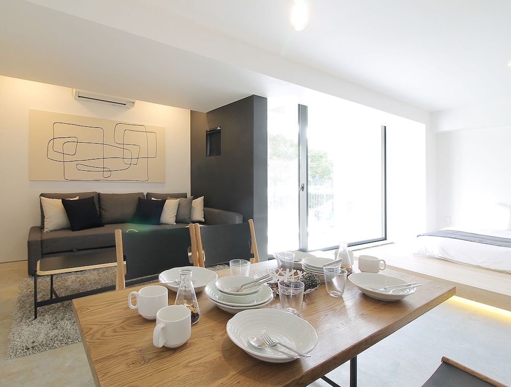 コンフォート スタジオ シティビュー (101) 客室内のダイニングエリア2 | b hotel 広島平和大通り