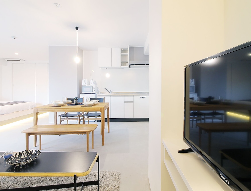 パノラミック スタジオ シティビュー (401) リビング エリア4 | b hotel 広島平和大通り