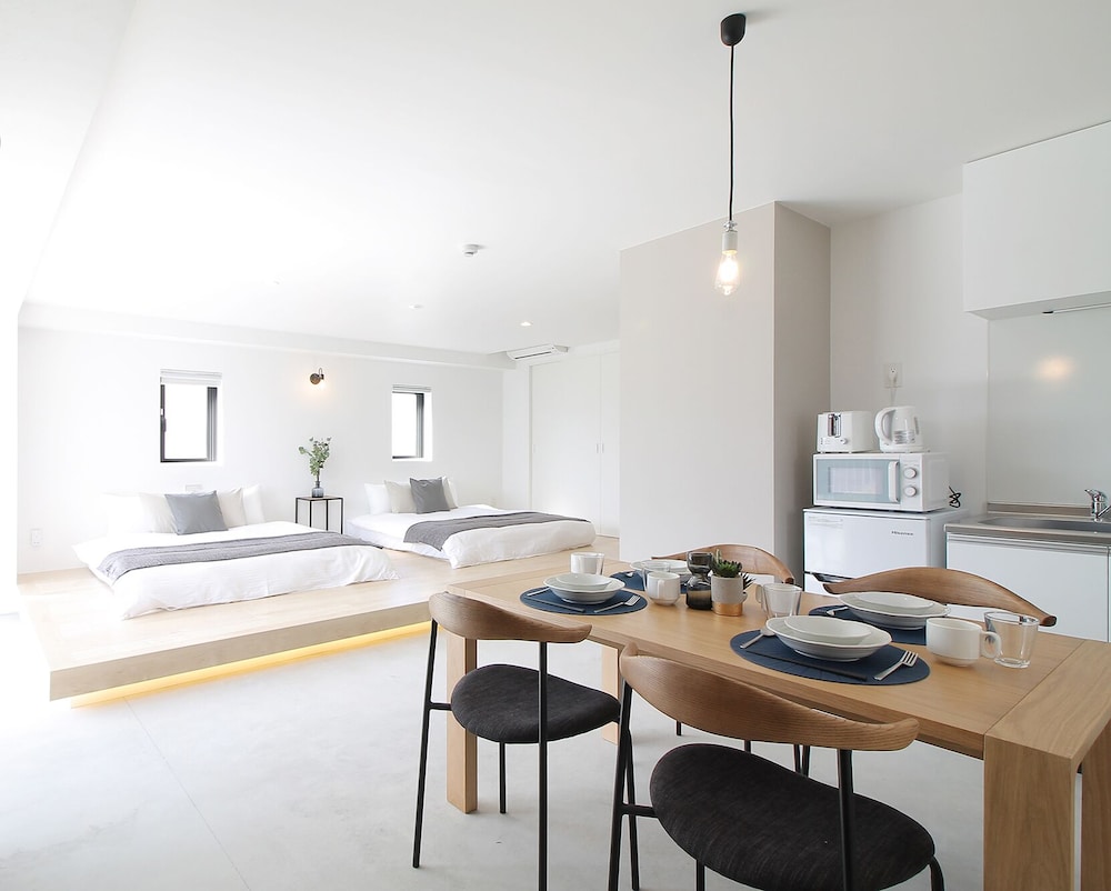 エクスクルーシブ スタジオ シティビュー (701) 客室内のダイニングエリア3 | b hotel 広島平和大通り