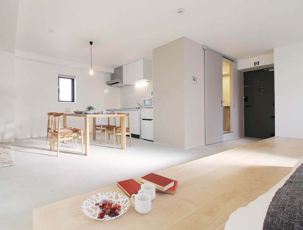 デザイン スタジオ (702) リビング エリア1 | b hotel 広島平和大通り