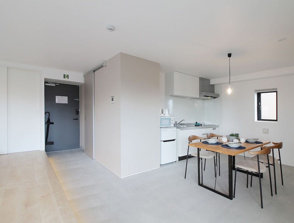 デザイン スタジオ シティビュー (601) 客室内のダイニングエリア0 | b hotel 広島平和大通り