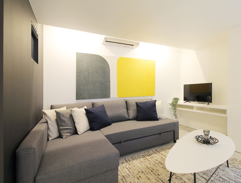 コンフォート スタジオ (402) リビング エリア1 | b hotel 広島平和大通り