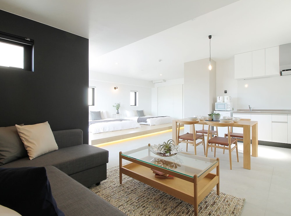 エクスクルーシブ スタジオ シティビュー (1001) リビング エリア1 | b hotel 広島平和大通り