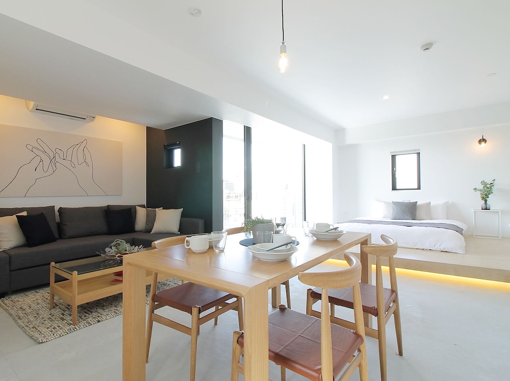 エクスクルーシブ スタジオ シティビュー (1001) 客室内のダイニングエリア3 | b hotel 広島平和大通り