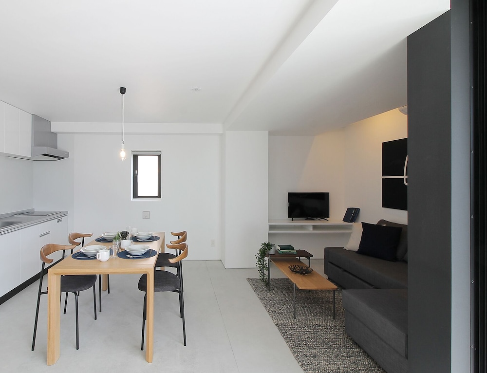 エクスクルーシブ スタジオ シティビュー (701) 客室内のダイニングエリア5 | b hotel 広島平和大通り