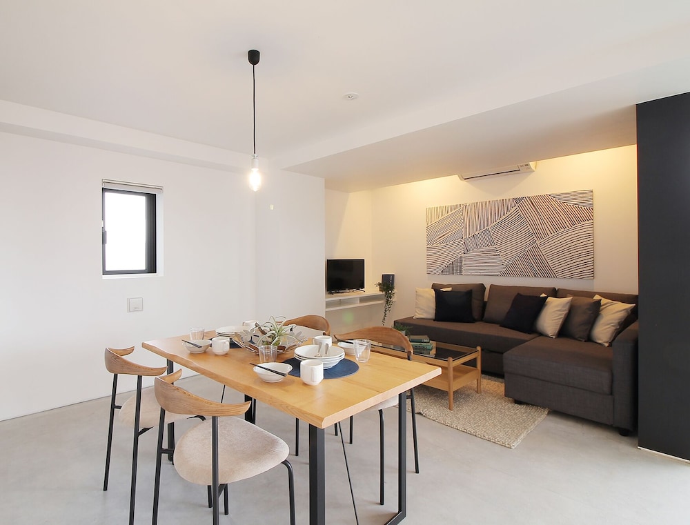 デラックス スタジオ シティビュー (801) 客室内のダイニングエリア3 | b hotel 広島平和大通り