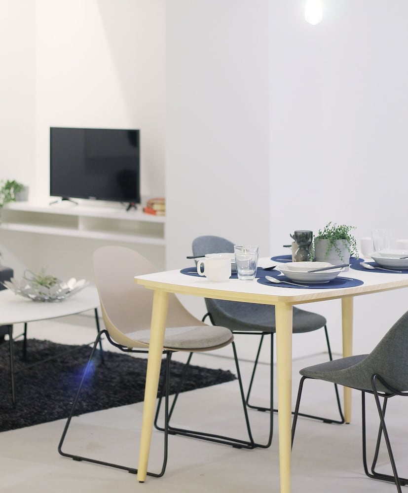 グランド スタジオ シティビュー (201) 客室内のダイニングエリア3 | b hotel 広島平和大通り