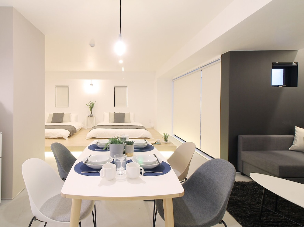 グランド スタジオ シティビュー (201) 客室内のダイニングエリア7 | b hotel 広島平和大通り