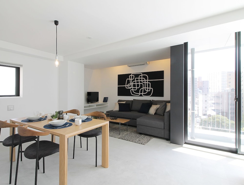 エクスクルーシブ スタジオ シティビュー (701) 客室内のダイニングエリア0 | b hotel 広島平和大通り