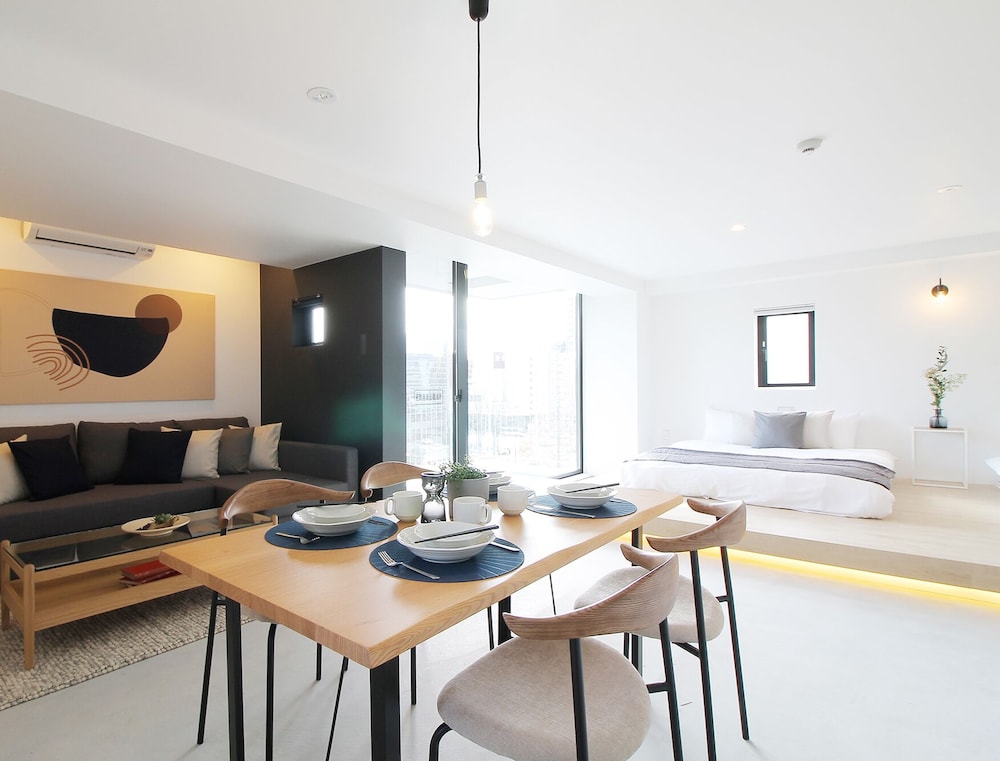 デザイン スタジオ シティビュー (601) 客室内のダイニングエリア5 | b hotel 広島平和大通り