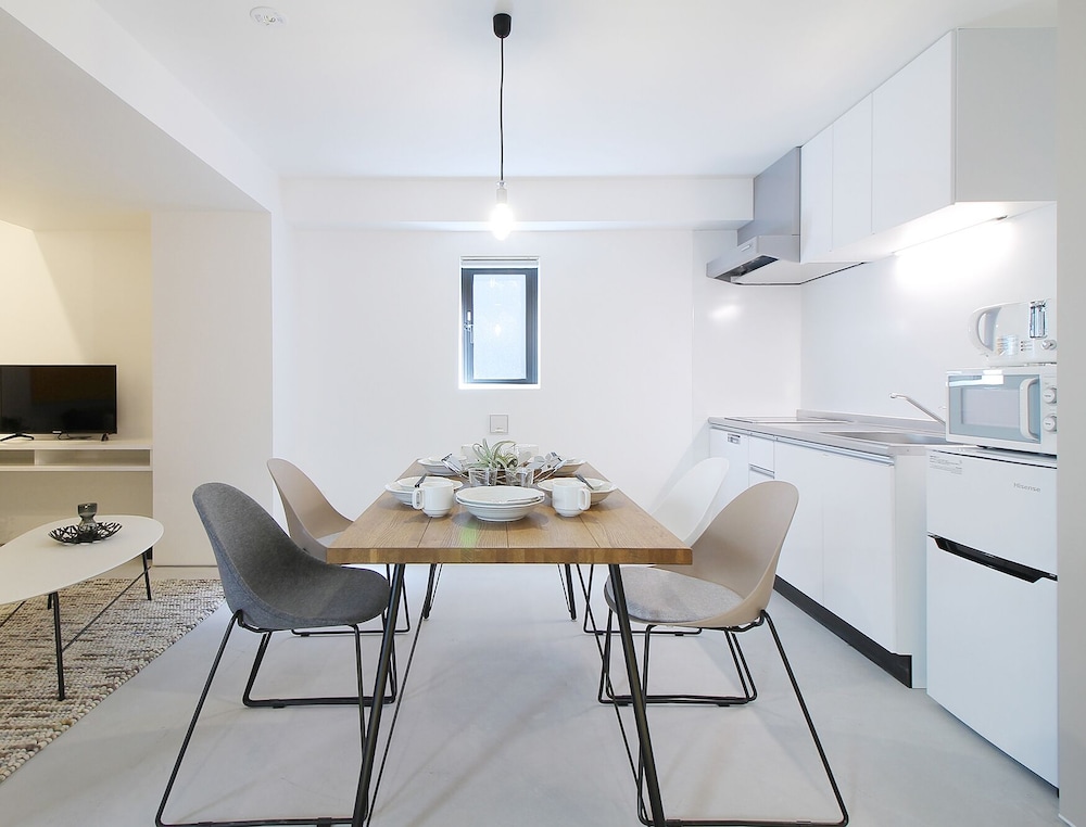 コンフォート スタジオ (402) 客室内のダイニングエリア2 | b hotel 広島平和大通り