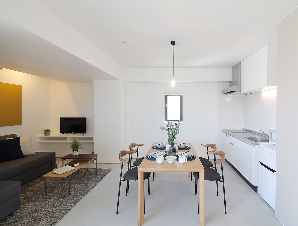 シグネチャー スタジオ (1002) 客室内のダイニングエリア0 | b hotel 広島平和大通り