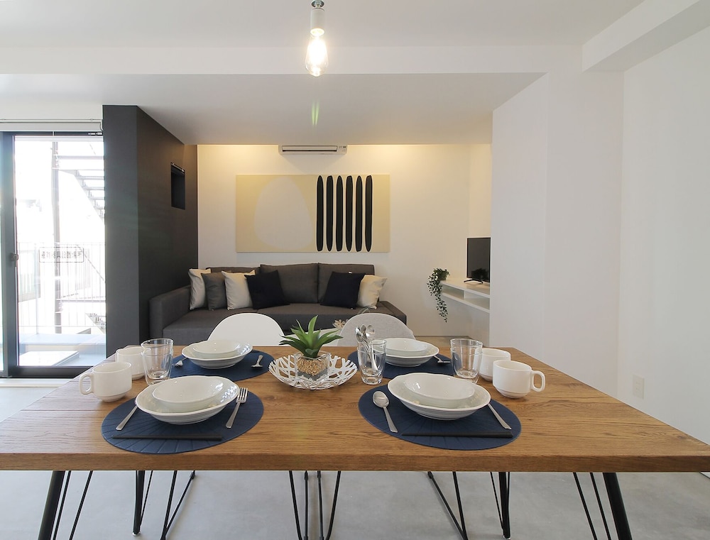 プレミアム スタジオ (602) 客室内のダイニングエリア1 | b hotel 広島平和大通り