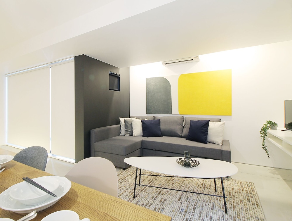 コンフォート スタジオ (402) リビング エリア3 | b hotel 広島平和大通り