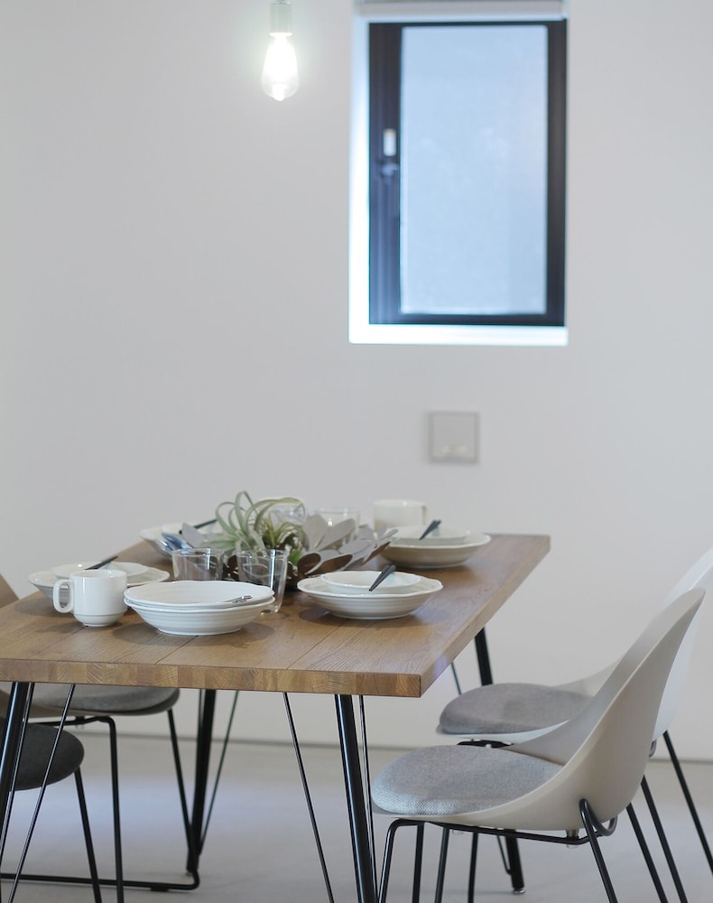 コンフォート スタジオ (402) 客室内のダイニングエリア0 | b hotel 広島平和大通り