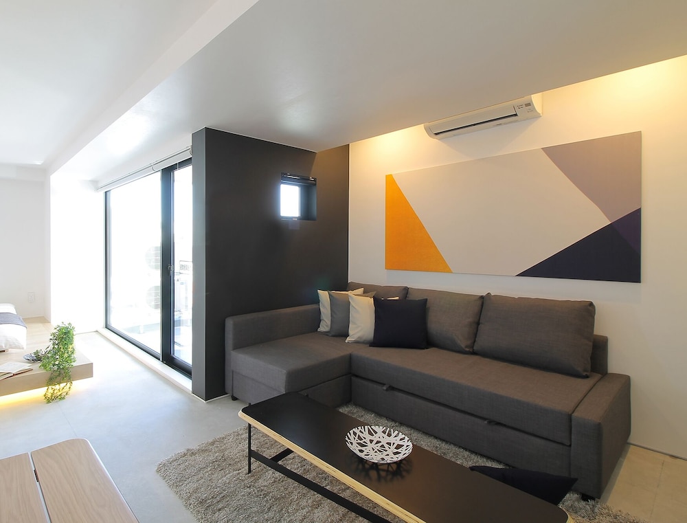 デラックス スタジオ (902) リビング エリア0 | b hotel 広島平和大通り