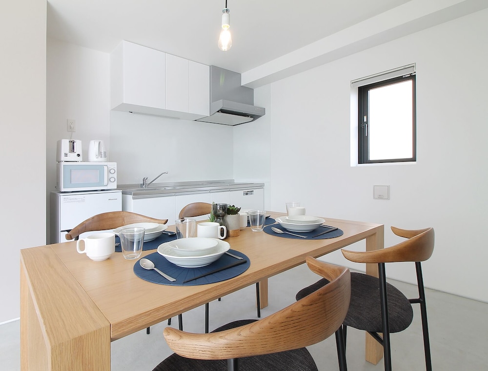 エクスクルーシブ スタジオ シティビュー (701) 客室内のダイニングエリア4 | b hotel 広島平和大通り