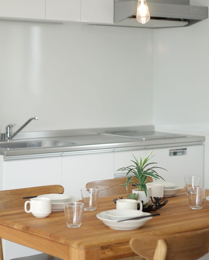 エクスクルーシブ スタジオ シティビュー (901) 客室内のダイニングエリア3 | b hotel 広島平和大通り