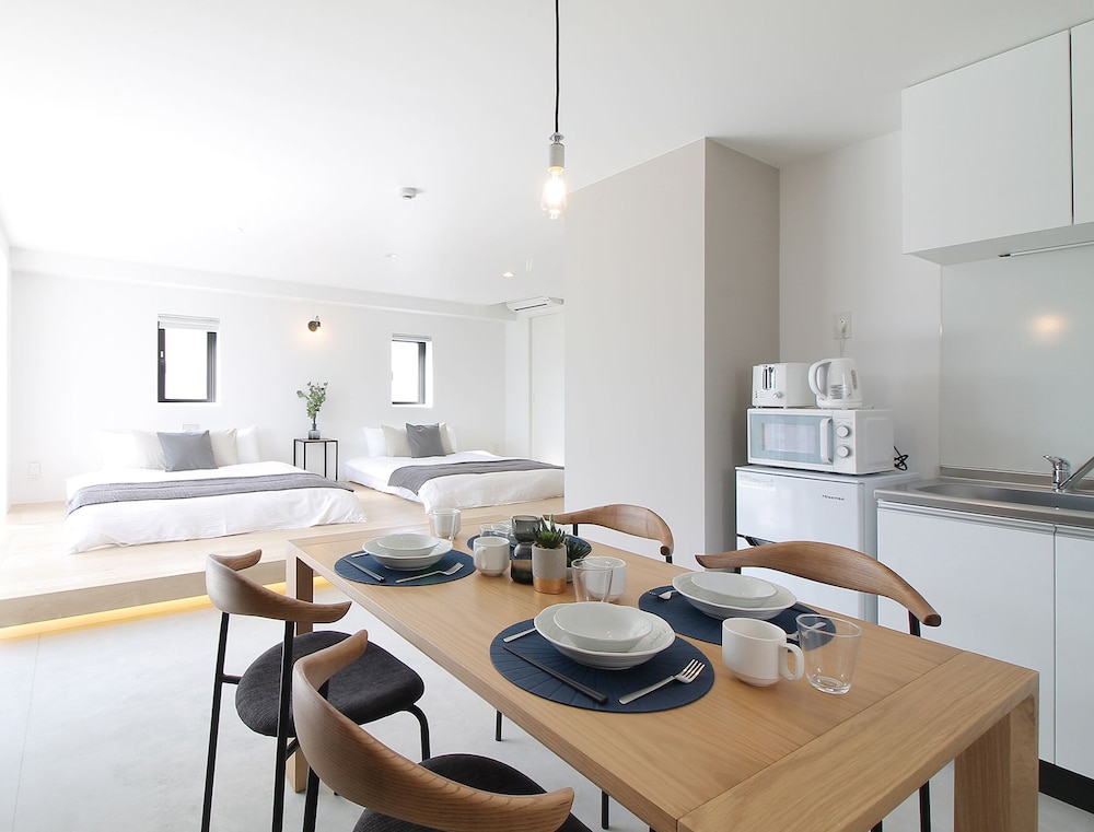 エクスクルーシブ スタジオ シティビュー (701) 客室内のダイニングエリア1 | b hotel 広島平和大通り