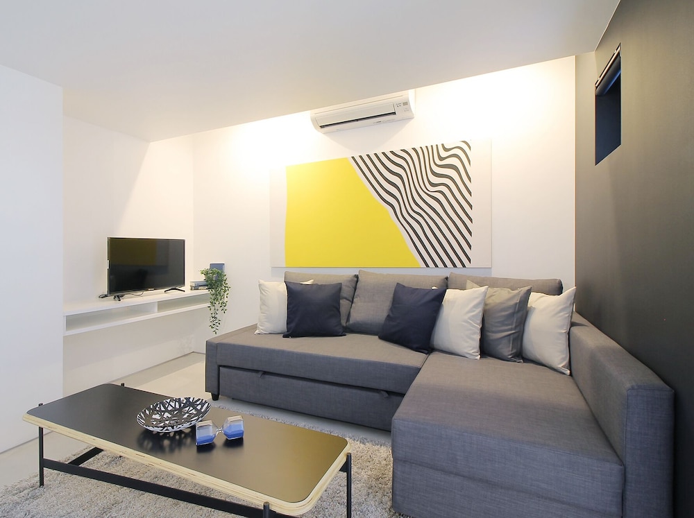 パノラミック スタジオ シティビュー (401) リビング エリア2 | b hotel 広島平和大通り