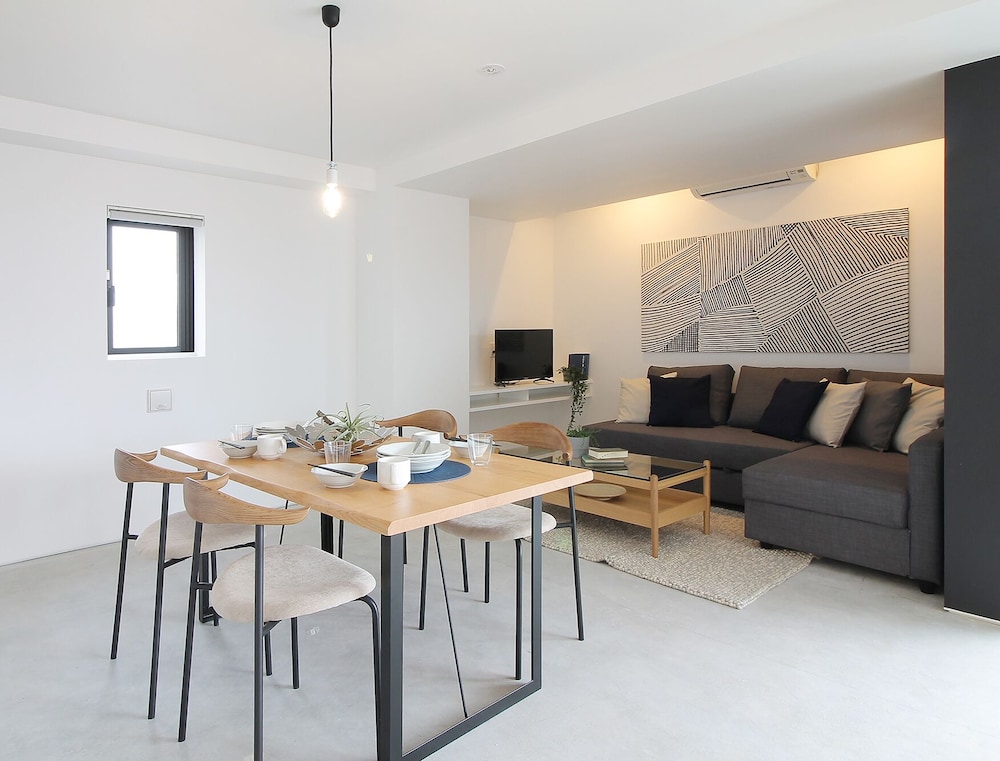 デラックス スタジオ シティビュー (801) 客室内のダイニングエリア2 | b hotel 広島平和大通り