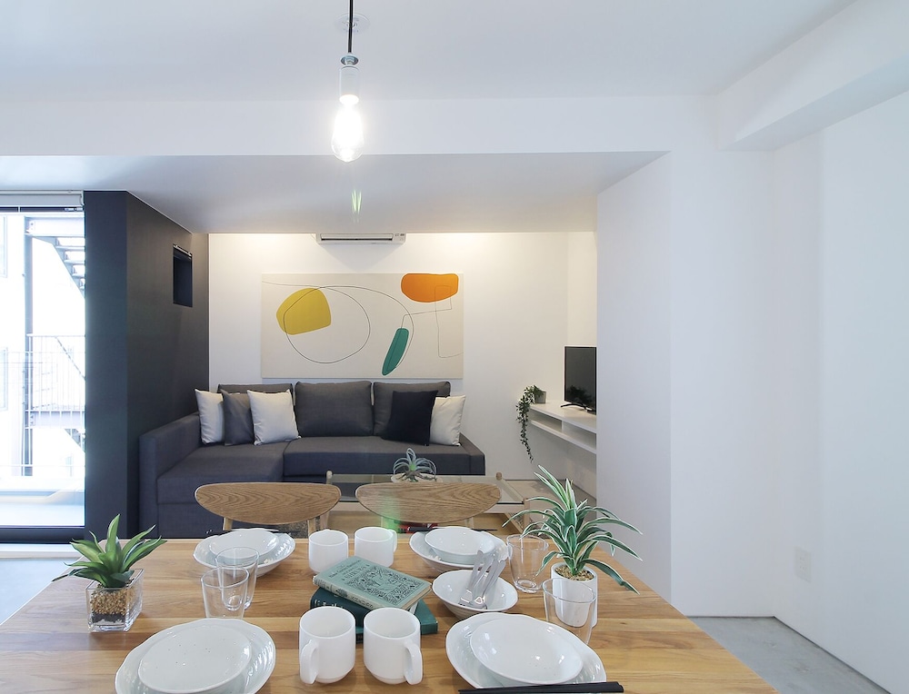 ファミリー スタジオ (502) 客室内のダイニングエリア1 | b hotel 広島平和大通り